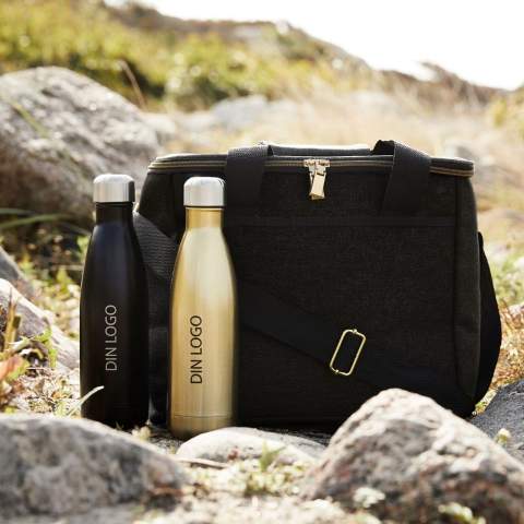 La grande version de la bouteille isolante classique et très populaire de Sagaform. Contient 750 ml. La construction sous vide avancée avec une double paroi en acier et un revêtement en cuivre assure une excellente isolation sans condensation. La bouteille garde les boissons froides jusqu'à 24 heures ou chaudes pendant 12 heures.