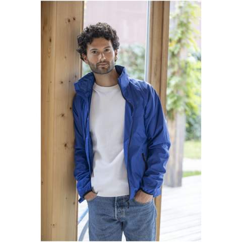 The Dinlas men's jacket – a lightweight and functional jacket for all outdoor activites. Made of 72 g/m² 280T ripstop fabric of nylon, with a lining of 60 g/m2 210T taffeta polyester. The water-resistant coating of 500 mm offers protection from light rain and moisture. The roll-away hood offers versatility, allowing you to adapt to changing weather conditions. Because of the raglan sleeves it provides a comfortable fit and enhances mobility, making it ideal for active lifestyles. Essentials can be stored in the inside pocket. The Dinlas jacket is an essential addition to the outdoor wardrobe.