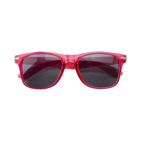 Trendy sunglasses with transparent coloured frame and UV 400 protection (according to European standards).