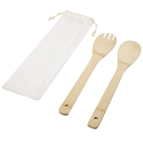 Set met een saladelepel en vork van bamboe, die handig is voor alledaagse familiediners. De gebruikte bamboe wordt ingekocht en geproduceerd volgens duurzame normen.