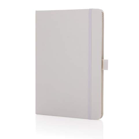 Notieren Sie Ihre Gedanken und kreativen Inspirationen in diesem eleganten A5-Notizbuch aus recyceltem, gebundenem Lederfaserstoff mit RCS-Zertifikat.  Das stilvolle Notizbuch ist mit 80 Blatt/160 Seiten hochwertigem 70gr/m² weißem, liniertem RCS-zertifiziertem Recyclingpapier ausgestattet. Ein vertikales Gummiband und eine bequeme Stiftschlaufe machen das Notizbuch noch praktischer und charmanter. Gesamter recycelter Inhalt: 75%, bezogen auf das Gesamtgewicht des Artikels.<br /><br />NotebookFormat: A5<br />NumberOfPages: 160<br />PaperRulingLayout: Linierte Seiten