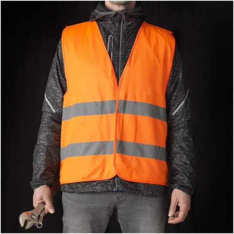 Warnweste Klasse 2, geeignet für Personen zwischen 165-180 cm. Große Dekorationsfläche auf der Vorderseite und auf der Rückseite der Weste. Warnkleidung für den professionellen Einsatz. Fluoreszierender Hintergrund und reflektierendes Band. Spezifikation EN ISO 20471:2013+A1:2016. Diese Kleidungsstücke tragen das CE-Zeichen, um die Einhaltung der EU-Verordnung 2016/425/EU-Persönliche Schutzausrüstung Kategorie II nachzuweisen.