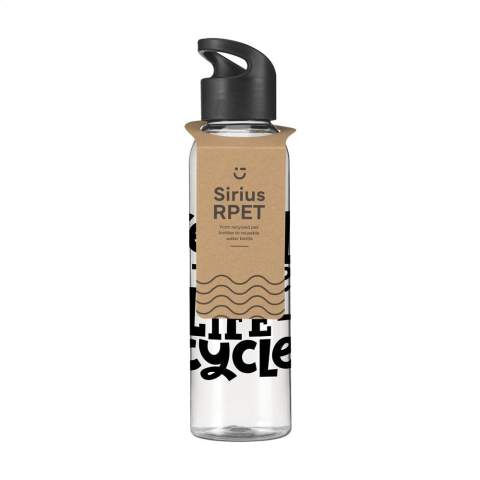 WoW! Luxe waterfles van helder RPET. Met praktische, kunststof schroefdop. Llekvrij en herbruikbaar. Niet vaatwasserbestendig. Inhoud 650 ml. GRS-gecertificeerd. Totaal gerecycled materiaal: 83%.