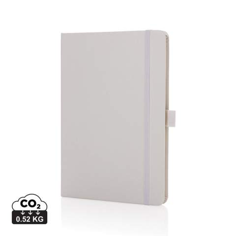 Notieren Sie Ihre Gedanken und kreativen Inspirationen in diesem eleganten A5-Notizbuch aus recyceltem, gebundenem Lederfaserstoff mit RCS-Zertifikat.  Das stilvolle Notizbuch ist mit 80 Blatt/160 Seiten hochwertigem 70gr/m² weißem, liniertem RCS-zertifiziertem Recyclingpapier ausgestattet. Ein vertikales Gummiband und eine bequeme Stiftschlaufe machen das Notizbuch noch praktischer und charmanter. Gesamter recycelter Inhalt: 75%, bezogen auf das Gesamtgewicht des Artikels.<br /><br />NotebookFormat: A5<br />NumberOfPages: 160<br />PaperRulingLayout: Linierte Seiten