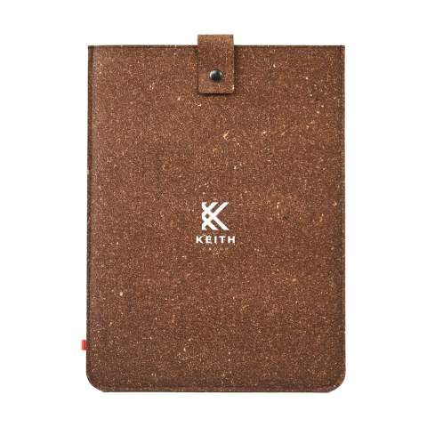Eine stilvolle 14-Zoll-Laptoptasche aus recycelten italienischen Lederabfällen und natürlichen Bindemitteln. Ein Produkt der Marke MADE out of. Geeignet für die Aufbewahrung und den sicheren Transport eines Laptops bis zu 14 Zoll. Das recycelte Leder ist sehr robust, hat eine schöne matte Optik und riecht nach Leder. Die farbige Oberschicht besteht aus einer sehr dünnen 100% wasserbasierten PU-Beschichtung. Zum Schutz des Laptops hat die Hülle einen Druckknopfverschluss und ist mit recyceltem Wollfilz gefüttert, der zu 50% aus recyceltem Material, zu 30% aus Wolle und zu 20% aus PE besteht. Handgefertigt. Niederländisches Design. Made in Holland.