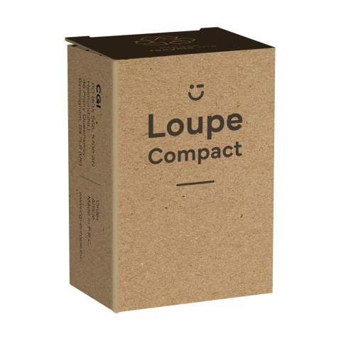 Loupe rétractable compacte avec facteur d'agrandissement de 30 et une lampe LED à forte lumière blanche intégrée. Inclus : piles. Chaque article est fourni dans une boite individuelle en papier kraft marron.