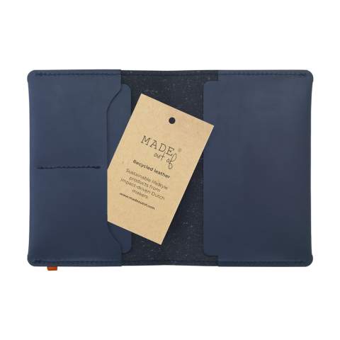 Reisepassetui aus recycelten Lederabfällen (aus Leder aus Italien) und natürlichen Bindemitteln. Ein Produkt der Marke MADE out of. Das recycelte Leder ist sehr robust, hat ein wunderschönes mattes Aussehen und riecht nach Leder. Die farbige Deckschicht besteht aus einer sehr dünnen PU-Beschichtung auf 100%iger Wasserbasis. Ein Accessoire für die sichere Aufbewahrung eines Reisepasses. Das Etui bietet Platz für 4 bis 6 Karten und verfügt über ein zusätzliches Fach für Quittungen oder Tickets. Handgefertigt. Niederländisches Design. Made in Holland.