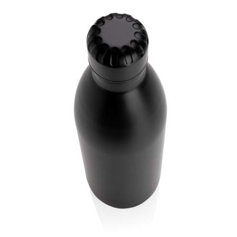 Steigern Sie Ihre tägliche Wasseraufnahme mit dieser einfarbigen, vakuumisolierten Edelstahlflasche. Die Flasche hält gekühlte Getränke bis zu 15 Stunden kalt und heiße Getränke bis zu 5 Stunden warm. Da sie in die in die meisten Getränkehalter passt, hält diese schlanke Wasserflasche Sie auch unterwegs mit Ihrem Getränk versorgt; wo immer Sie sind. Mit ihrem großen Fassungsvermögen von 1 Liter ideal für einen Tagesausflug. Nur Handwäsche.<br /><br />HoursHot: 5<br />HoursCold: 15