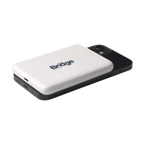 Magnetische, draadloze 15W powerbank gemaakt van gerecycled ABS. Met ingebouwde polymer Li-ion batterij (5000 mAh). Klik de oplader op de achterkant van je mobiele telefoon om je apparaat op te laden. Compatibel met alle mobiele apparaten die QI draadloos laden ondersteunen. Output: 15W. Op andere telefoons kan deze worden gebruikt als een gewone oplader. USB-C Input: 5V⎓3A, 9V⎓2.22A. USB-C Output: 5V⎓3.0A 9V⎓ 2.22A 12V⎓1.67A. Inclusief USB-C/USB-C gerecyclede TPE oplaadkabel en gebruiksaanwijzing. RCS-gecertificeerd. Totaal gerecycled materiaal: 21%. Per stuk in doosje.