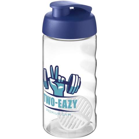 Bouteille de sport à simple paroi avec boule de shaker pour assurer un mélange homogène des boissons protéinées. Dispose d’un couvercle antifuite avec fermeture à clapet et d'une conception antidérapante. Capacité de 500 ml. Fabriquée au Royaume-Uni. Emballée dans un sac en plastique PE recyclé. Sans BPA.