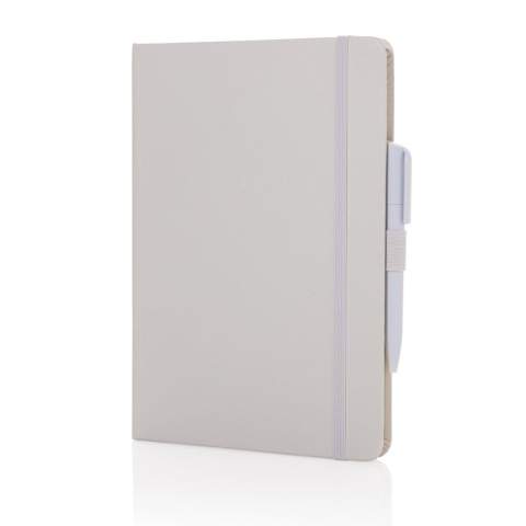 Notieren Sie Ihre Gedanken und kreativen Inspirationen in diesem eleganten A5-Notizbuch aus recyceltem, gebundenem Lederfaserstoff mit RCS-Zertifikat.  Das stilvolle Notizbuch ist mit 80 Blatt/160 Seiten hochwertigem 70gr/m² weißem, liniertem RCS-zertifiziertem Recyclingpapier ausgestattet. Ein vertikales Gummiband und eine bequeme Stiftschlaufe machen das Notizbuch noch praktischer und charmanter. Gesamter recycelter Inhalt: 75%, bezogen auf das Gesamtgewicht des Artikels.<br /><br />NotebookFormat: A5<br />NumberOfPages: 160<br />PaperRulingLayout: Linierte Seiten