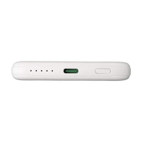 Magnetische, draadloze 15W powerbank gemaakt van gerecycled ABS. Met ingebouwde polymer Li-ion batterij (5000 mAh). Klik de oplader op de achterkant van je mobiele telefoon om je apparaat op te laden. Compatibel met alle mobiele apparaten die QI draadloos laden ondersteunen. Output: 15W. Op andere telefoons kan deze worden gebruikt als een gewone oplader. USB-C Input: 5V⎓3A, 9V⎓2.22A. USB-C Output: 5V⎓3.0A 9V⎓ 2.22A 12V⎓1.67A. Inclusief USB-C/USB-C gerecyclede TPE oplaadkabel en gebruiksaanwijzing. RCS-gecertificeerd. Totaal gerecycled materiaal: 21%. Per stuk in doosje.