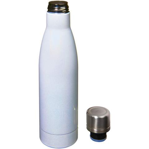 Mit der Kupfer-Vakuum Isolierflasche Vasa Aurora bleiben Ihre Getränke 12 Stunden lang heiß oder 48 Stunden lang kalt. Der doppelwandige Edelstahlbehälter mit Vakuumisolierung und verkupferter Innenwand hält Ihr Getränk je nach Bedarf heiß oder kalt. Die Flasche hat eine psychedelische und schimmernde Oberfläche. Die Flasche ist BPA-frei und nach dem deutschen Lebensmittel- und Futtermittelgesetzbuch (LFGB) sowie nach REACH auf Phthalate geprüft und zugelassen. Fassungsvermögen: 500 ml. Geliefert in einer Geschenkbox.