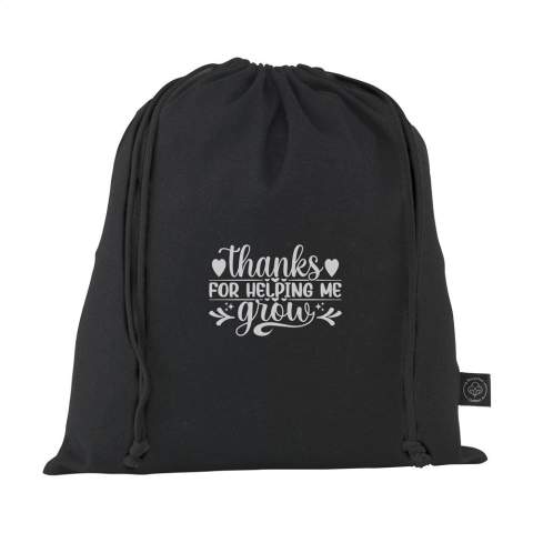 Sac cadeau en coton recyclé (150 g/m²). Avec cordons de serrage en polyester recyclé et coton recyclé. Original comme emballage cadeau et adapté au rangement d'objets. Certifié GRS. Matière recyclée totale : 100%. Capacité env. 1,5 litre.