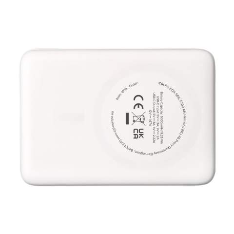 Magnetische, draadloze 15W powerbank gemaakt van gerecycled ABS. Met ingebouwde polymer Li-ion batterij (5000 mAh). Klik de oplader op de achterkant van je mobiele telefoon om je apparaat op te laden. Compatibel met alle mobiele apparaten die QI draadloos laden ondersteunen. Output: 15W. Op andere telefoons kan deze worden gebruikt als een gewone oplader. USB-C Input: 5V⎓3A, 9V⎓2.22A. USB-C Output: 5V⎓3.0A 9V⎓ 2.22A 12V⎓1.67A. Inclusief USB-C/USB-C gerecyclede TPE oplaadkabel en gebruiksaanwijzing. RCS-gecertificeerd. Totaal gerecycled materiaal: 21%. Per stuk in doosje.