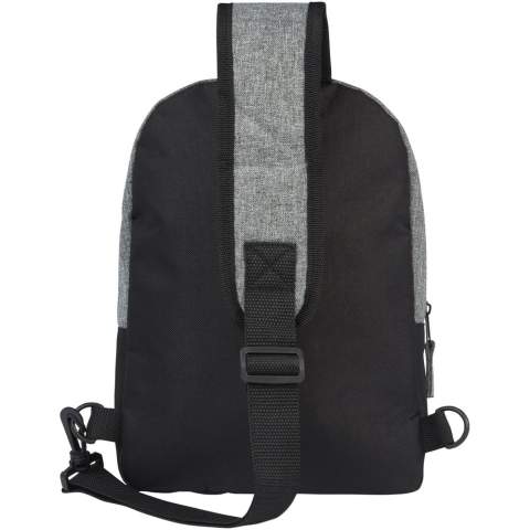 Fabriqué à partir de matériaux 100 % recyclés à l'extérieur, le sac à bandoulière recyclé GRS bicolore dispose d'une poche frontale zippée, ainsi que d'un compartiment principal zippé contenant une housse pour tablette de 12 pouces. Il dispose également d'une poche intérieure zippée pour le rangement en toute sécurité, et grâce à sa bandoulière entièrement réglable et rembourrée, il est confortable à transporter.