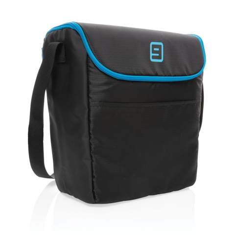 Sac isotherme. Ouverture large. Forme compact et cubique. Poignées robustes pour un transport facile et une poche extérieure sur le devant. Peut contenir jusqu'à 20 canettes. Extérieur en ribstop et tarpaulin, intérieur 100% PEVA.