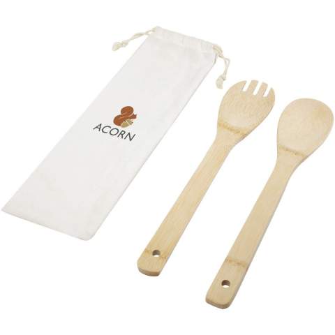 Set met een saladelepel en vork van bamboe, die handig is voor alledaagse familiediners. De gebruikte bamboe wordt ingekocht en geproduceerd volgens duurzame normen.
