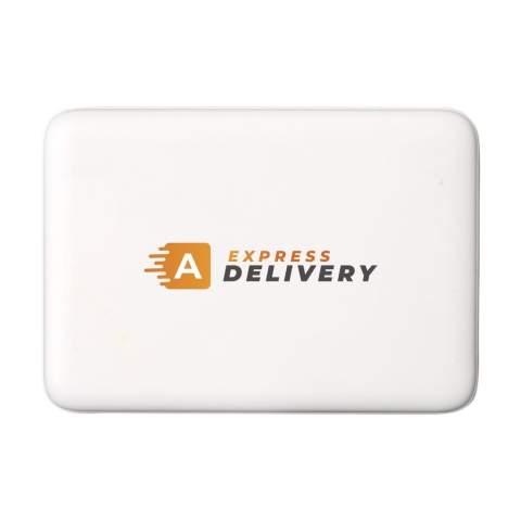 Magnetische, draadloze 15W powerbank gemaakt van gerecycled ABS. Met ingebouwde polymer Li-ion batterij (5000 mAh). Klik de oplader op de achterkant van je mobiele telefoon om je apparaat op te laden. Compatibel met alle mobiele apparaten die QI draadloos laden ondersteunen. Output: 15W. Op andere telefoons kan deze worden gebruikt als een gewone oplader. USB-C Input: 5V⎓3A, 9V⎓2.22A. USB-C Output: 5V⎓3.0A 9V⎓ 2.22A 12V⎓1.67A. Inclusief USB-C/USB-C gerecyclede TPE oplaadkabel en gebruiksaanwijzing. RCS-gecertificeerd. Totaal gerecycled materiaal: 21%. Per stuk in doosje.