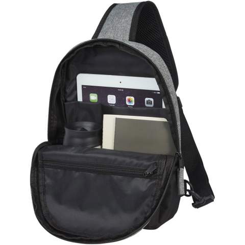 Fabriqué à partir de matériaux 100 % recyclés à l'extérieur, le sac à bandoulière recyclé GRS bicolore dispose d'une poche frontale zippée, ainsi que d'un compartiment principal zippé contenant une housse pour tablette de 12 pouces. Il dispose également d'une poche intérieure zippée pour le rangement en toute sécurité, et grâce à sa bandoulière entièrement réglable et rembourrée, il est confortable à transporter.