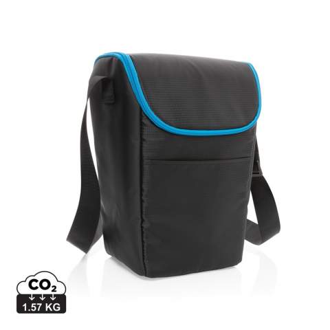 This sturdy cooler bag is ideal for keeping your food and drinks fresh. The compact bag can be carried as a crossbody bag and fits into your backpack. The cooler bag fits up to 6 cans or 2 bottles. With an external front and top zipper pocket for your keys and other essentials. Exterior ripstop and tarpaulin material, interior 100% PEVA.