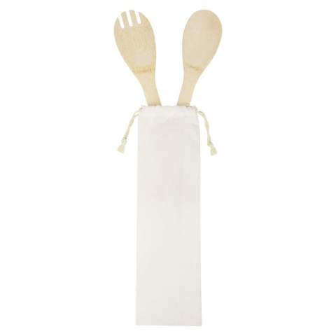 Set met een saladelepel en vork van bamboe, die handig is voor alledaagse familiediners. De gebruikte bamboe wordt ingekocht en geproduceerd volgens duurzame normen.