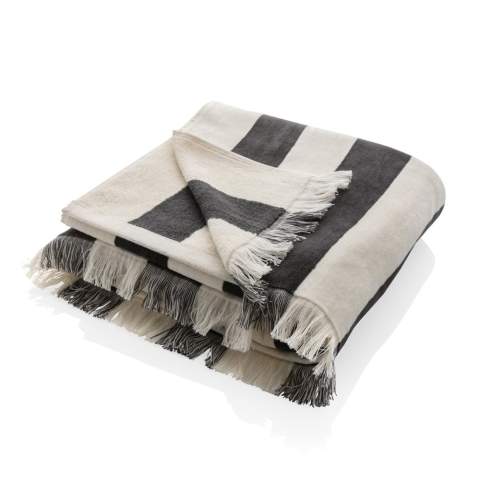 Serviette de bain parfaite pour la plage. Sa texture douce et absorbante offre un confort ultime tout en minimisant votre impact environnemental. Fabriquée à partir de 50 % de coton recyclé. Avec le traceur AWARE™ qui valide l'utilisation authentique de coton recyclé. 2 % des recettes de chaque produit Impact vendu seront reversés à Water.org. Lavable en machine. Fabriqué au Portugal. Taille 180x100cm.
