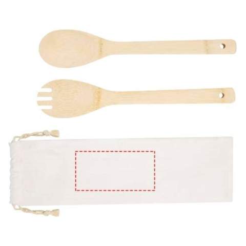 Set met een saladelepel en vork van bamboe, die handig is voor alledaagse familiediners. De gebruikte bamboe wordt ingekocht en geproduceerd volgens duurzame normen.