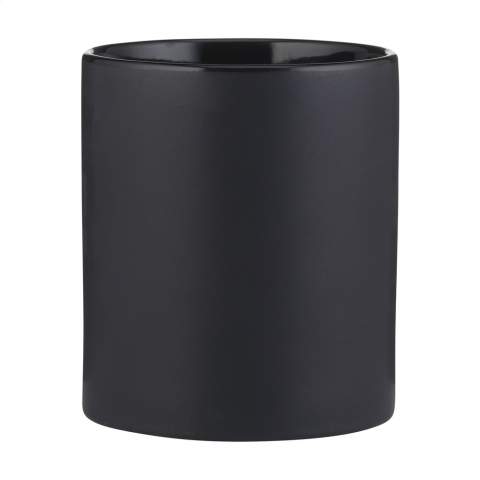 Tasse aus hochwertiger Keramik mit mattschwarzer Außenseite und glänzend schwarzer Innenseite. Spülmaschinengeeignet. Der Aufdruck ist spülmaschinengeprüft und nach EN 12875-2 zertifiziert. Fassungsvermögen: 350 ml.