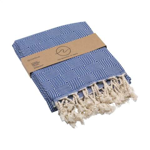 Une serviette de hammam multifonctionnelle d'Oxious. Fabriqué à partir de 92% de coton certifié OEKO-TEX®, 210 g/m², (42% recyclé) et 8% de RPET. Harmony est un chiffon merveilleusement doux et élégant avec un motif de blocs cool. Beau comme un châle, une robe sur le canapé, un tissu luxueux (hammam) ou une serviette. Le tissu est fait à la main. Harmony symbolise l'harmonie entre l'homme et la nature. Avec cette belle toile le pur plaisir peut commencer.      Ces beaux tissus doux sont fabriqués par des femmes locales dans un petit village de Turquie. Ils y travaillent dans un contexte social, avec un espace de croissance et de développement. Les tissus sont faits à la main avec amour et souci de l'environnement. Le plaisir à l'état pur peut commencer avec un produit de la collection Oxious. Optionnel: Chaque article peut être fourni dans une boite en papier kraft et/ou avec une bague fourreau.