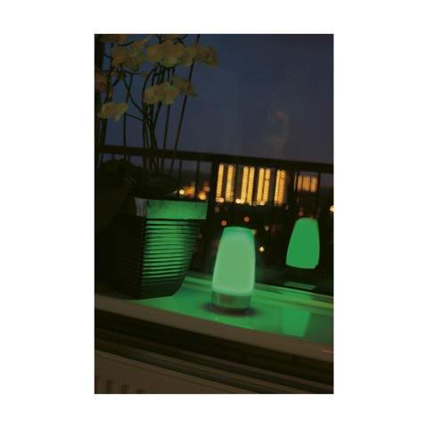 Snoerloze, kunststof sfeerlamp met licht in afwisselende kleuren. Incl. batterijen. Per stuk in doos.
