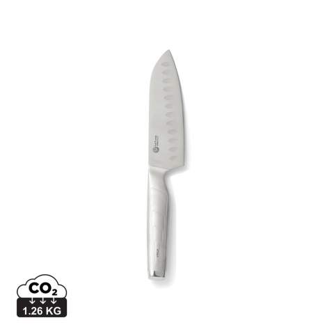 Hoogkwalitatief mes van Japans staal (420 J2). Santoku is een Japans mes met een grote veelzijdigheid en lijkt daardoor op een traditioneel koksmes. Het verschil is dat het santokumes een korter lemmet heeft, waardoor het sneller snijdt en comfortabeler is om je knokkels op te laten rusten. Het mes wordt door velen gebruikt als allroundmes omdat het kleiner en handiger is.