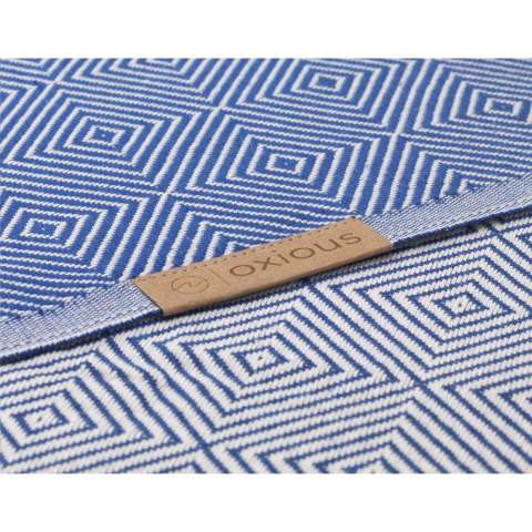 Une serviette de hammam multifonctionnelle d'Oxious. Fabriqué à partir de 92% de coton certifié OEKO-TEX®, 210 g/m², (42% recyclé) et 8% de RPET. Harmony est un chiffon merveilleusement doux et élégant avec un motif de blocs cool. Beau comme un châle, une robe sur le canapé, un tissu luxueux (hammam) ou une serviette. Le tissu est fait à la main. Harmony symbolise l'harmonie entre l'homme et la nature. Avec cette belle toile le pur plaisir peut commencer.      Ces beaux tissus doux sont fabriqués par des femmes locales dans un petit village de Turquie. Ils y travaillent dans un contexte social, avec un espace de croissance et de développement. Les tissus sont faits à la main avec amour et souci de l'environnement. Le plaisir à l'état pur peut commencer avec un produit de la collection Oxious. Optionnel: Chaque article peut être fourni dans une boite en papier kraft et/ou avec une bague fourreau.