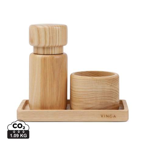 Retro-Salz- und Pfefferset im klassischen skandinavischen Design, hergestellt aus FSC-zertifiziertem Eschenholz. Die Pfeffermühle verfügt über ein verstellbares Keramikmahlwerk für präzises Mahlen, so dass Sie ganz einfach zwischen grobem und feinem Pfeffer wechseln können, je nach Geschmack. Das Set enthält ein praktisches Tablett zum Auffangen von Salz- und Pfefferkörnern. Mit seinem zeitlosen skandinavischen Design verleiht dieses Set jedem Ambiente Raffinesse, ob zu Hause oder in einem Restaurant.