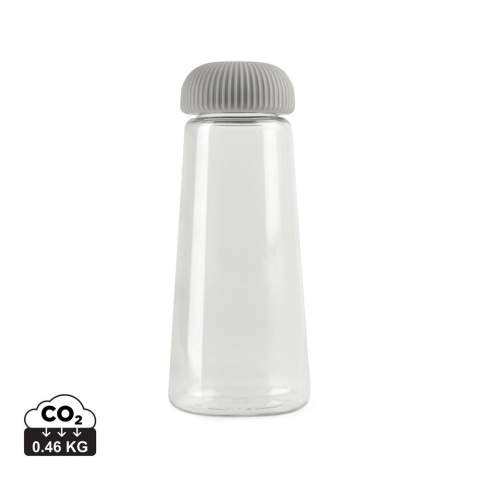 Deze unieke kegelvormige drinkfles heeft een gripvriendelijk dop en een ergonomische vorm die stijlvol en comfortabel in gebruik is. Het innovatieve ontwerp zorgt voor meer stabiliteit en een aantrekkelijke look. Deze praktische drinkfles spreekt mensen aan die waarde hechten aan een slim ontwerp en een bewuste benadering van materialen. De RCS-gecertificeerde body van gerecycled PET laat zien dat het bedrijf zich inzet voor verantwoorde materiaalinkoop, met 66% gerecycled materiaal op basis van het totale productgewicht. Alleen geschikt voor koude dranken. Inclusief FSC-gecertificeerde kraft verpakking.