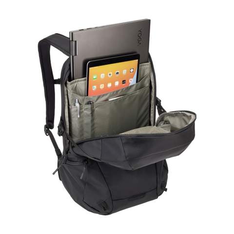 Schlanker und stilvoller Rucksack aus robustem bluesign®-zertifiziertem 400D-Nylon der Marke Thule. Mit 2 Kompartimenten bietet er viel Stauraum und Taschen, um all Ihre Sachen zu organisieren. Mit schützenden Fächern für einen Laptop bis zu 15,6 Zoll und ein Tablet bis zu 10,5 Zoll. Innenfächer zur Aufbewahrung von Kleinteilen und Stiften. Zusätzliche Reißverschlusstasche auf der Vorderseite und eine elastische Netztasche an der Seite für die Mitnahme einer Trinkflasche. Mit verschiedenen Extras und einem Gepäckriemen für den Transport auf einem Trolley. Die verstellbaren Schulterriemen und das Rückenteil mit Luftstromkanal sind mit Schaumstoff und atmungsaktivem Netzgewebe ausgestattet und garantieren einen hervorragenden Tragekomfort. Ausgestattet mit verstellbarem Brustgurt, YKK-Reißverschlüssen und völlig gefüttert. Entwickelt für Arbeit und Freizeit. Fassungsvermögen ca. 21 Liter.