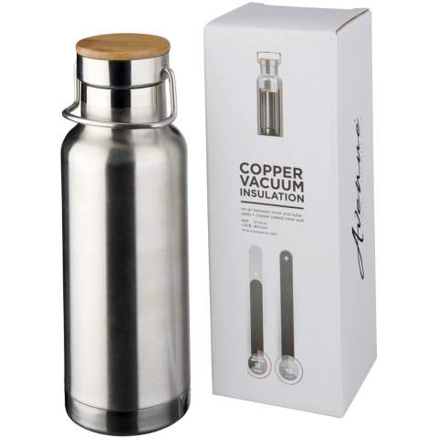 Design à double-paroi sous vide en acier inoxydable, avec isolation en cuivre, pour garder votre boisson froide pendant 48 h et chaude pendant 12 h au moins. Le design empêche également la formation de condensation à l’extérieur de la bouteille. Couvercle à visser avec détails en bois. Revêtement en poudre durable et à la mode. Capacité de 480ml. Présentée dans une boîte cadeau Avenue.