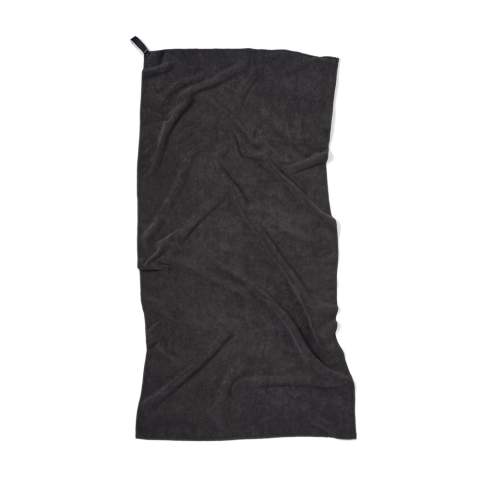 Fabriquée en microfibre et en bouteilles PET partiellement recyclées. Légère et compacte. Sa structure unique en tissu éponge peut absorber plus d'eau et sèche trois fois plus vite qu'une serviette traditionnelle. Idéale pour les activités de plein air, le sport et les voyages. Cette taille est excellente pour une utilisation en salle de sport. Trois bouteilles PET recyclées ont été utilisées pour fabriquer cette serviette. Fabriqué avec 52% de matériaux recyclés certifiés GRS. La certification GRS garantit une chaîne d'approvisionnement entièrement certifiée pour les matériaux recyclés. Contenu recyclé sur la base du poids total de l'article.
