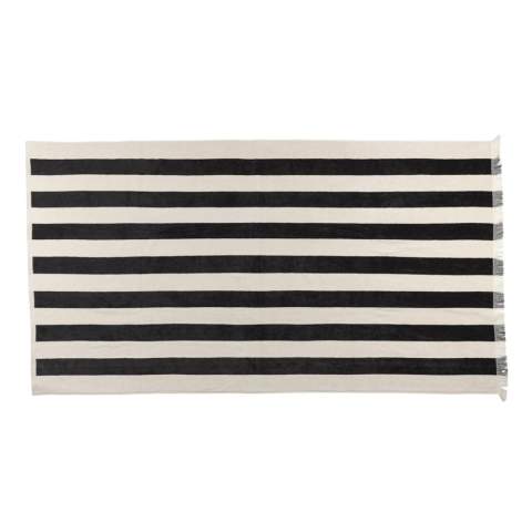 Serviette de bain parfaite pour la plage. Sa texture douce et absorbante offre un confort ultime tout en minimisant votre impact environnemental. Fabriquée à partir de 50 % de coton recyclé. Avec le traceur AWARE™ qui valide l'utilisation authentique de coton recyclé. 2 % des recettes de chaque produit Impact vendu seront reversés à Water.org. Lavable en machine. Fabriqué au Portugal. Taille 180x100cm.