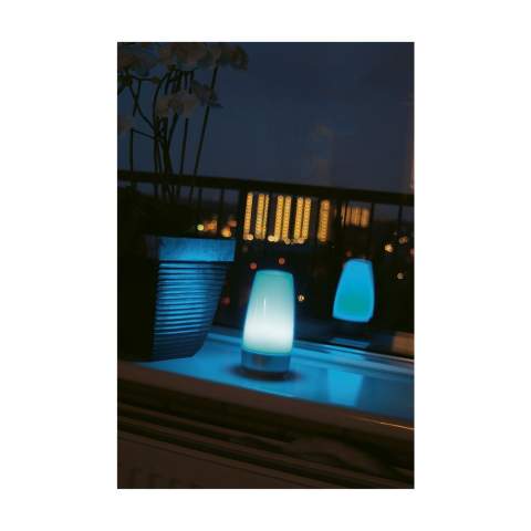Snoerloze, kunststof sfeerlamp met licht in afwisselende kleuren. Incl. batterijen. Per stuk in doos.
