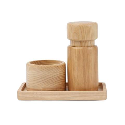 Retro-Salz- und Pfefferset im klassischen skandinavischen Design, hergestellt aus FSC-zertifiziertem Eschenholz. Die Pfeffermühle verfügt über ein verstellbares Keramikmahlwerk für präzises Mahlen, so dass Sie ganz einfach zwischen grobem und feinem Pfeffer wechseln können, je nach Geschmack. Das Set enthält ein praktisches Tablett zum Auffangen von Salz- und Pfefferkörnern. Mit seinem zeitlosen skandinavischen Design verleiht dieses Set jedem Ambiente Raffinesse, ob zu Hause oder in einem Restaurant.