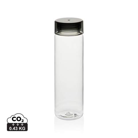 Bouteille d'eau élégante et minimaliste fabriquée à partir de plastique recyclé PET sans BPA. Buvez suffisamment lors de vos déplacements grâce à cette bouteille d'eau pratique en toutes circonstances. Ouverture large pour un nettoyage facile. Ne convient pas aux boissons de plus de 50 °C. Fabriqué avec des matériaux recyclés certifiés RCS. La certification RCS garantit une chaîne d'approvisionnement entièrement certifiée pour les matériaux recyclés. Contenu recyclé sur la base du poids total de l'article. Lavage à la main uniquement.