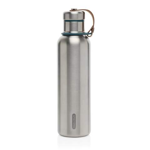 Die isolierte Wasserflasche aus Edelstahl ist eine elegante, vakuumisolierte Flasche, die Getränke bis zu 24 Stunden lang kalt oder bis zu 12 Stunden lang heiß hält. Auch der Deckel ist komplett aus Edelstahl, so dass das Wasser nicht mit Plastik in Berührung kommt. Das Kunstleder dient als Trageschlaufe und ist gleichzeitig ein hübsches Designdetail. Nur Handwäsche<br /><br />HoursHot: 5<br />HoursCold: 15