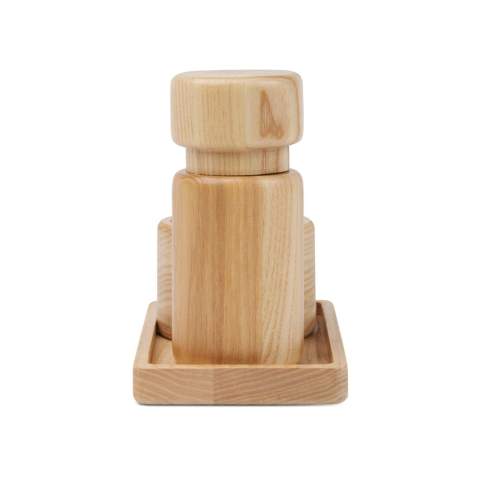 Retro-Salz- und Pfefferset im klassischen skandinavischen Design, hergestellt aus FSC-zertifiziertem Eschenholz. Die Pfeffermühle verfügt über ein verstellbares Keramikmahlwerk für präzises Mahlen, so dass Sie ganz einfach zwischen grobem und feinem Pfeffer wechseln können, je nach Geschmack. Das Set enthält ein praktisches Tablett zum Auffangen von Salz- und Pfefferkörnern. Mit seinem zeitlosen skandinavischen Design verleiht dieses Set jedem Ambiente Raffinesse, ob zu Hause oder in einem Restaurant.