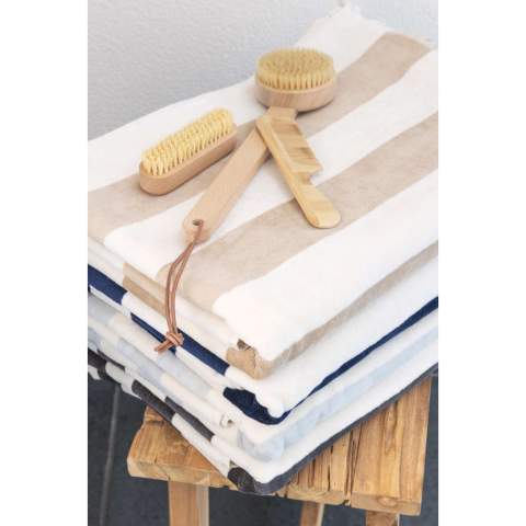 Serviette de bain parfaite pour la plage. Sa texture douce et absorbante offre un confort ultime tout en minimisant votre impact environnemental. Fabriquée à partir de 50 % de coton recyclé. Avec le traceur AWARE™ qui valide l'utilisation authentique de coton recyclé. 2 % des recettes de chaque produit Impact vendu seront reversés à Water.org. Lavable en machine. Fabriqué au Portugal. Taille 180x100cm.