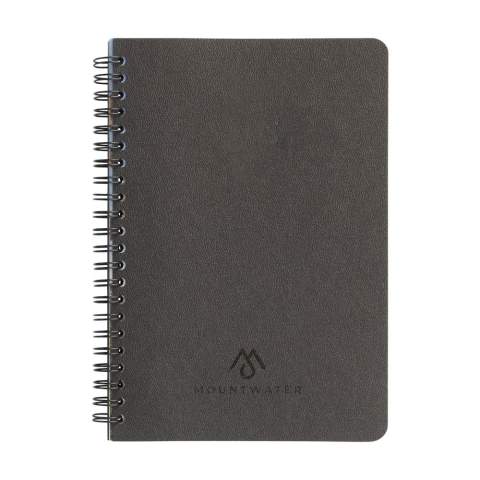 WoW! Ein A5-Notizbuch mit einem Einband aus Kaffeesatz. Es riecht sogar nach Kaffee. Nach dem Aufbrühen von Kaffee bleibt Kaffeesatz zurück. Daraus besteht dieses Produkt. Kaffeesatz ist ein organisches Material und von Natur aus biologisch abbaubar. Dieses Notizbuch eignet sich perfekt, um sich bei wichtigen Gesprächen Notizen zu machen und um brillante Eingebungen festzuhalten. Dank der praktischen Wire-O-Bindung lassen sich die Seiten vollständig umblättern. Das erleichtert das Schreiben, ohne dass das Buch ständig zuklappt. Die 80 Blatt/160 Seiten liniertes Papier (80 g/m²) in diesem Notizbuch sind zu 100% recycelt.
