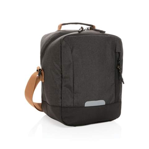 Wenn Sie eine Outdoor Kühltasche brauchen, die größer ist, als Sie denken, dann ist dies die Kühltasche für Sie. Packen Sie ein Mittagessen für zwei Personen ein und nehmen Sie es mit auf eine Wanderung, ein Picknick im Park oder zur Arbeit. Sie ist leicht zu tragen und wird mit einem verstellbaren Schultergurt geliefert. Die leicht zugängliche Öffnung sorgt dafür, dass Sie Ihr Mittagessen auf einen Blick greifen können. Die Kühltasche bietet Platz für bis zu 12 Dosen. Mit AWARE™ Tracer, der die Verwendung tatsächlich recycelter Materialien bestätigt. Zudem werden 2% des Erlöses jedes verkauften Impact-Produkts mit AWARE™ Tracer an Water.org gespendet.<br /><br />PVC free: true