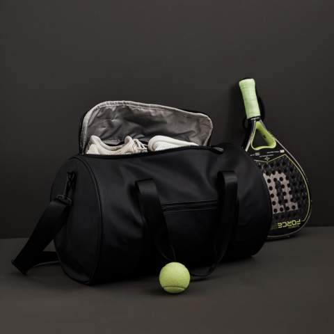 The Baltimore series workout bag for the gym or for a short weekend. The bag has an adjustable shoulder strap. Nubuck PU bag with water repellent properties.