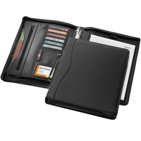 Conférencier zippé avec poignée, passant pour stylo, reliure à anneaux, poche zippée et compartiments pour documents. Bloc-notes de 20 pages à lignes fourni. Stylo et accessoires non fournis.