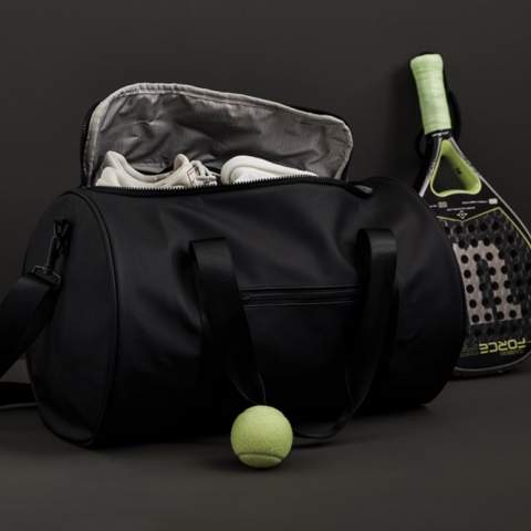 The Baltimore series workout bag for the gym or for a short weekend. The bag has an adjustable shoulder strap. Nubuck PU bag with water repellent properties.